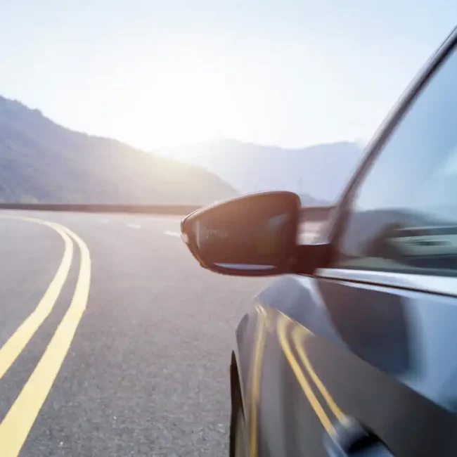 iznajmljeni automobil na cesti - iznajmljivanje auta