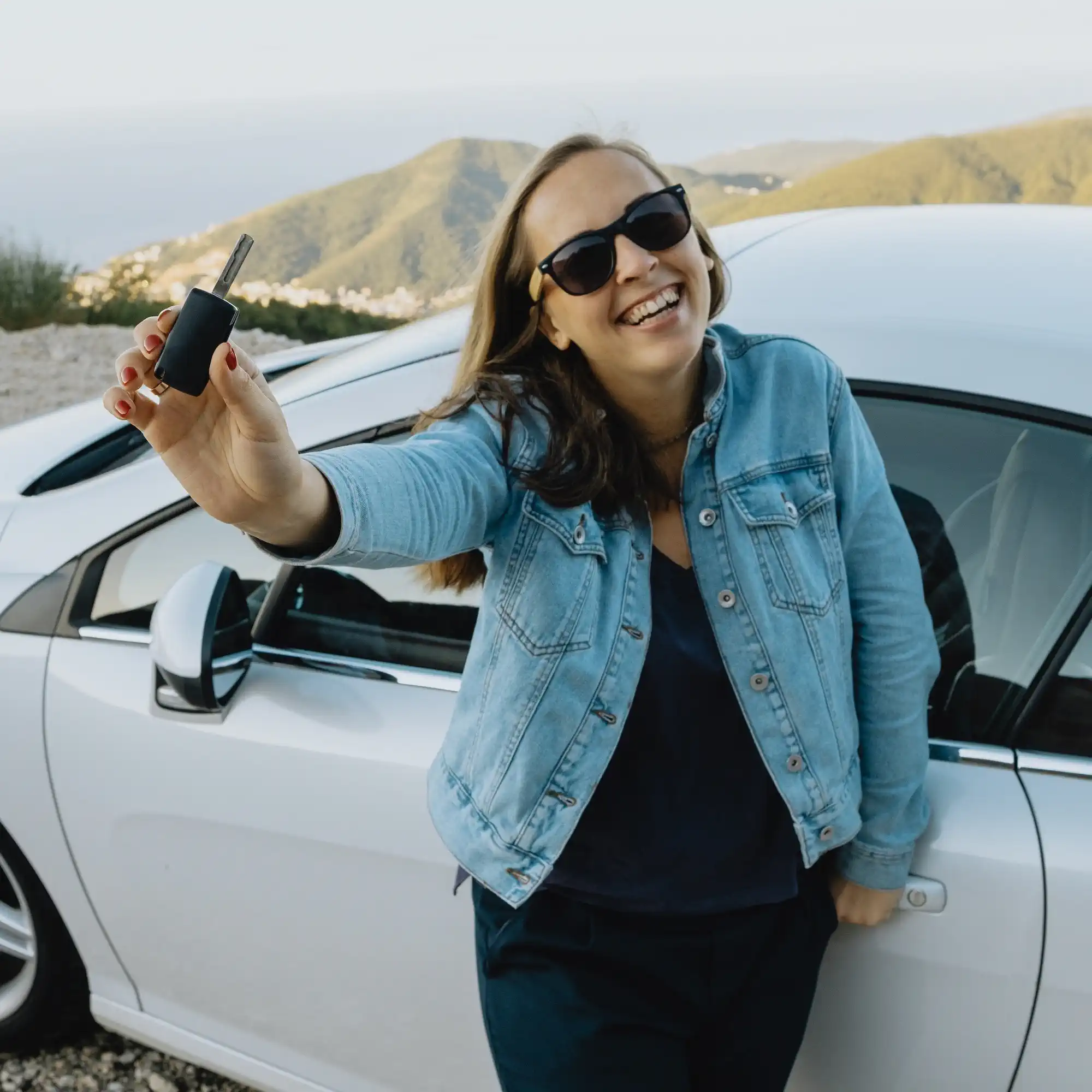Sretna žena sa ključevima iznajmljenog automobila – rent a car Banja Luka