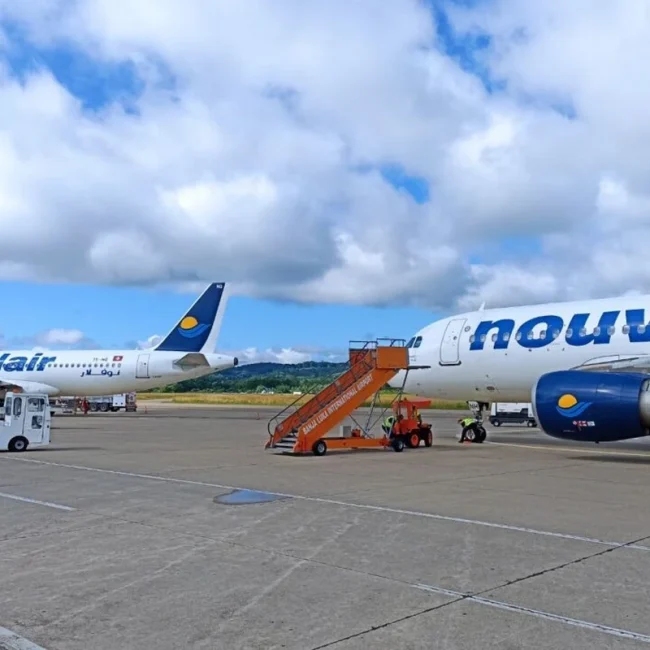 dva parkirana aviona na aerodromu u mahovljanima - rent a car banja luka airport