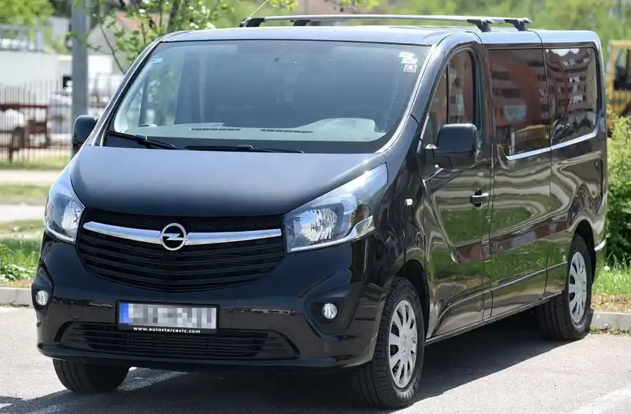 Crni kombi Opel Vivaro - iznajmljivanje kombi vozila